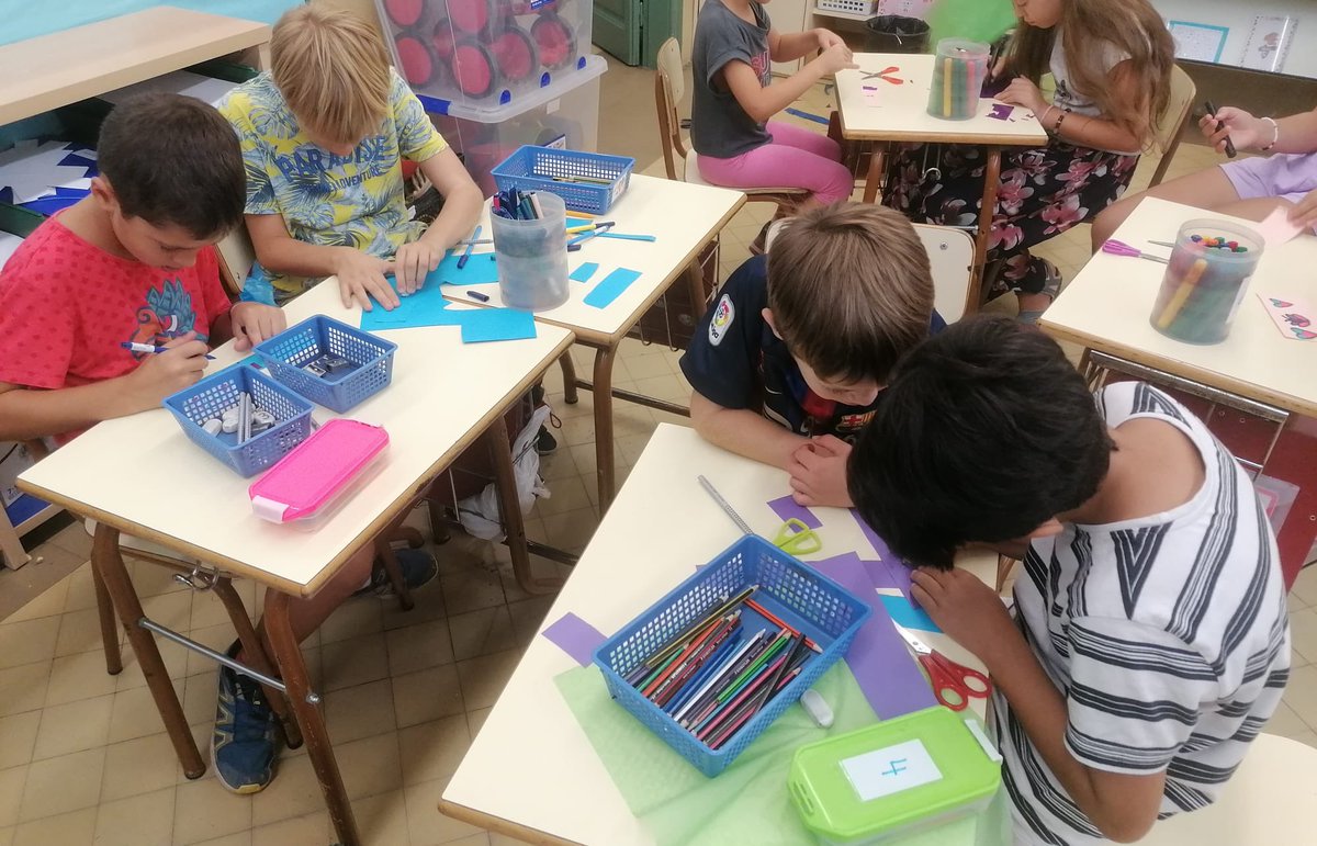 AMICS LECTORS! 
Avui els infants de Primària han tingut una estoneta per conèixer als seus amic i amigues lectores. Han creat un original punt de llibre plegats i també han preparat un saludable berenar per compartir i passar  una estona junts i juntes!
JUNTES APRENEM!