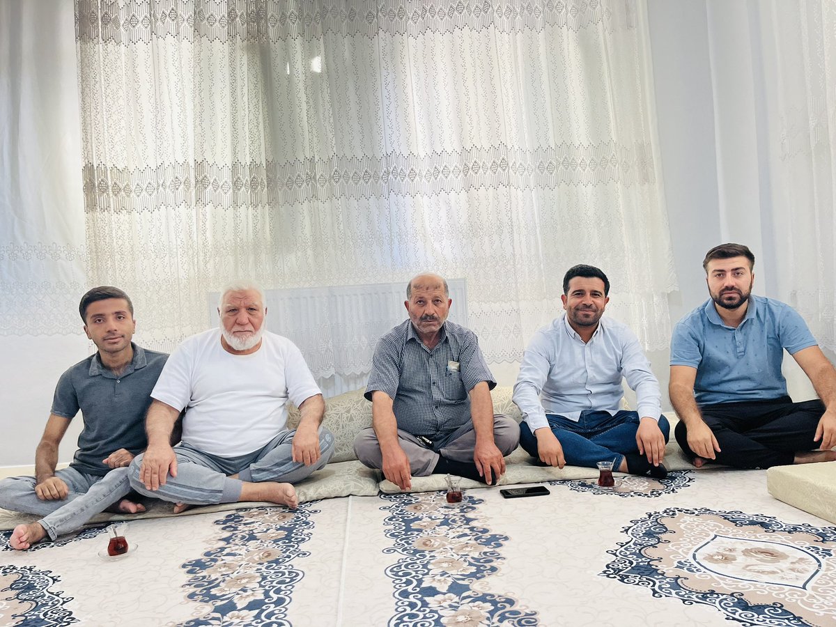 ŞANLIURFA EYYÜBİYE 50.Cİ YIL POLİS MERKEZ AMİRLİĞİNDE KOMSER ABDULLAH ŞAKACI BEYE HAYIRLI OLSUN ZİYARETİNDE BULUNARAK,AYNI ZAMANDA BABASININ GEÇİRMİŞ OLDUĞU AMELİYATTAN DOLAYI GEÇMİŞ OLSUN DİLEKLERİMİZİ İLETEREK,MİSAFİR PERVERLİĞİNDEN DOLAYI KENDİLERİNE ÇOK TEŞEKKÜR EDERİZ..