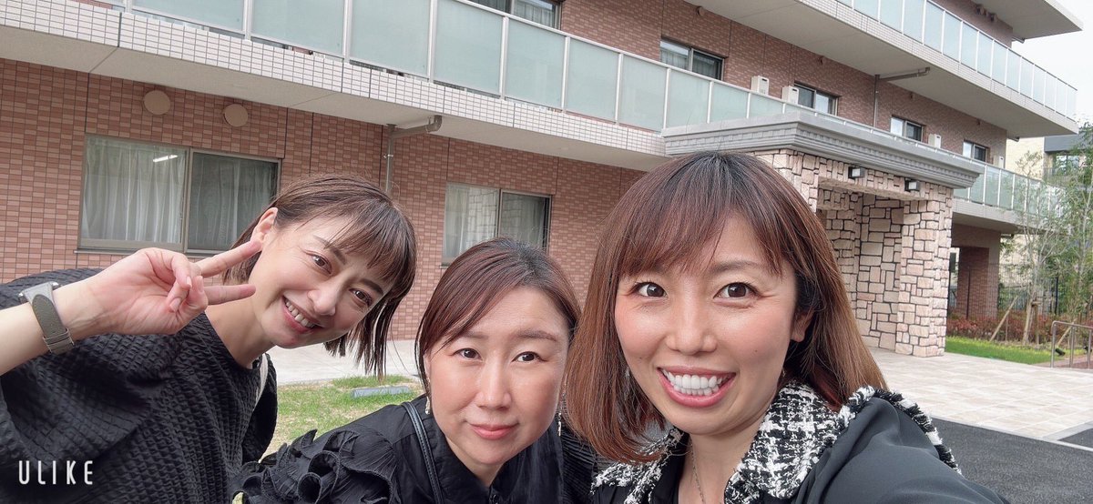 kaigobiyo's tweet photo. SOMPOケアラヴィーレグラン夙川様の内覧会に二日間カワイク介護美容リーダーとしてメイクとハンドケアをさせていただきました。体験していただいた方みなさんにここに入居したらやっていただけるの？と嬉しい質問もいただけて😊最後は職員様にも体験していただき、笑顔もいっぱい大盛況でした☺️💕 https://t.co/iDZoY47bRS