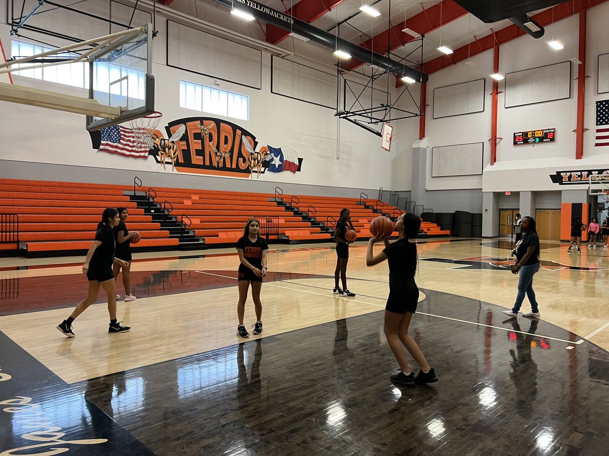 StevenGreek1's tweet image. Really proud of our Lady Jackets and coaches!  Working hard, having fun, &amp;amp; getting better every day!
⚽️🏀🏐🏋🏾‍♂️🥎