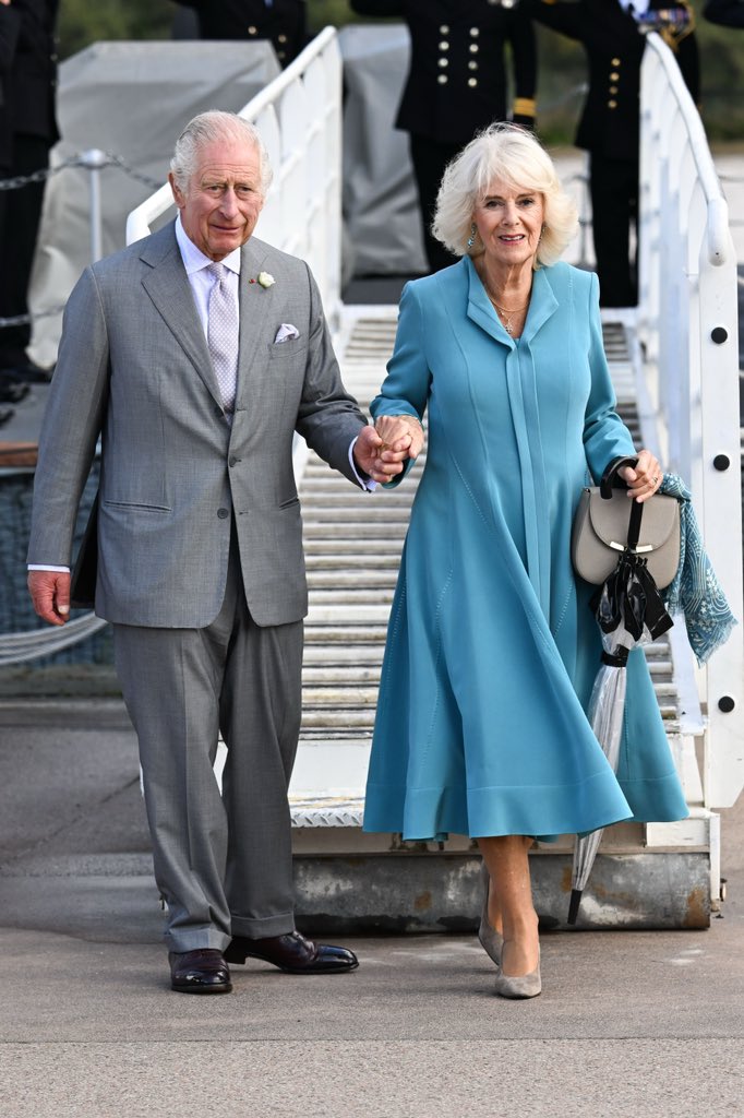 RoyalFamily's tweet photo. In recognition of the defence ties between France and the UK, Their Majesties have joined members of the British and French Armed Forces aboard @HMSIronDuke.

The King inspected the front rank of the Ship’s impressive Ceremonial Guard and Colour Guard. #RoyalVisitFrance https://t.co/yNF30cA0GY
