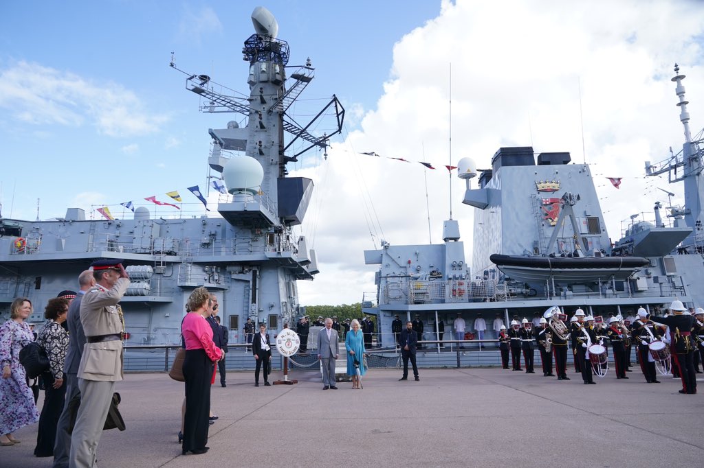 RoyalFamily's tweet photo. In recognition of the defence ties between France and the UK, Their Majesties have joined members of the British and French Armed Forces aboard @HMSIronDuke.

The King inspected the front rank of the Ship’s impressive Ceremonial Guard and Colour Guard. #RoyalVisitFrance https://t.co/yNF30cA0GY