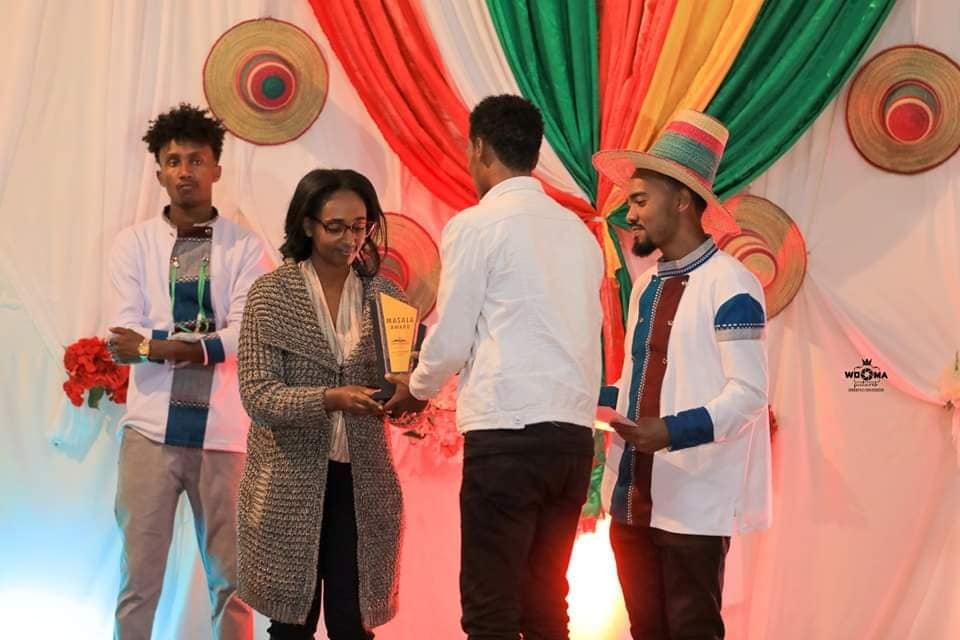 የጁምዓ በጎ ዜና!
ክብር ለሚገባው ክብር እንስጥ!

ማስተር አብነት ከበደ ይባላል

ከቲክቶክ እና ዩቲዩብ ያገኘውን ገንዘብ በኢትዮጵያ የተለያዩ ቦታዎች እየዞረ ለተቸገሩ ይረዳል።
የመጀመሪያውን የማሳላ አዋርድ በበጎ አድራጎት ዘርፍ አሸንፏል።
እሰይ!