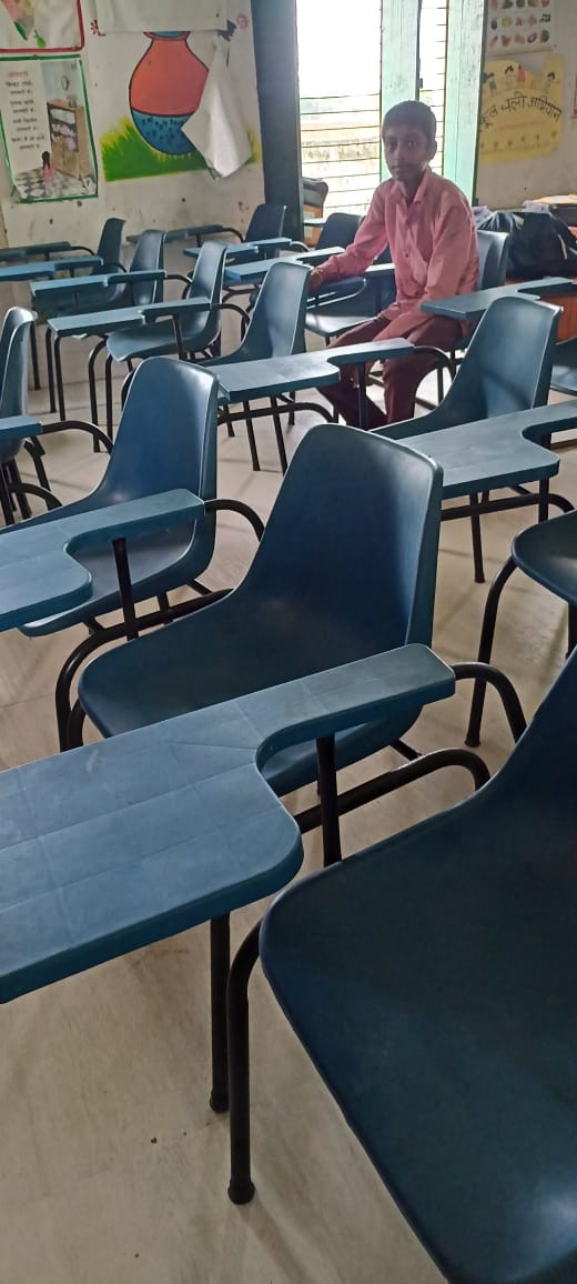 BSABalrampur's tweet image. रवि कांत इं प्र अ यूपीएस रमवापुर कला,उतरौला  द्वारा अपने वेतन से विद्यालय में शिक्षा ग्रहण करने वाले बच्चो को  राइटिंग पैड चेयर दिलवाई गई। पूरा बेसिक परिवार आपके इस प्रयास की भूरि भूरि प्रशंसा करते हैं । @BalrampurDm @basicshiksha_up @CMOfficeUP @thisissanjubjp @directorbasicup