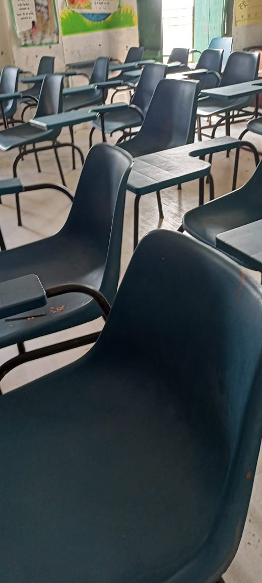 BSABalrampur's tweet image. रवि कांत इं प्र अ यूपीएस रमवापुर कला,उतरौला  द्वारा अपने वेतन से विद्यालय में शिक्षा ग्रहण करने वाले बच्चो को  राइटिंग पैड चेयर दिलवाई गई। पूरा बेसिक परिवार आपके इस प्रयास की भूरि भूरि प्रशंसा करते हैं । @BalrampurDm @basicshiksha_up @CMOfficeUP @thisissanjubjp @directorbasicup