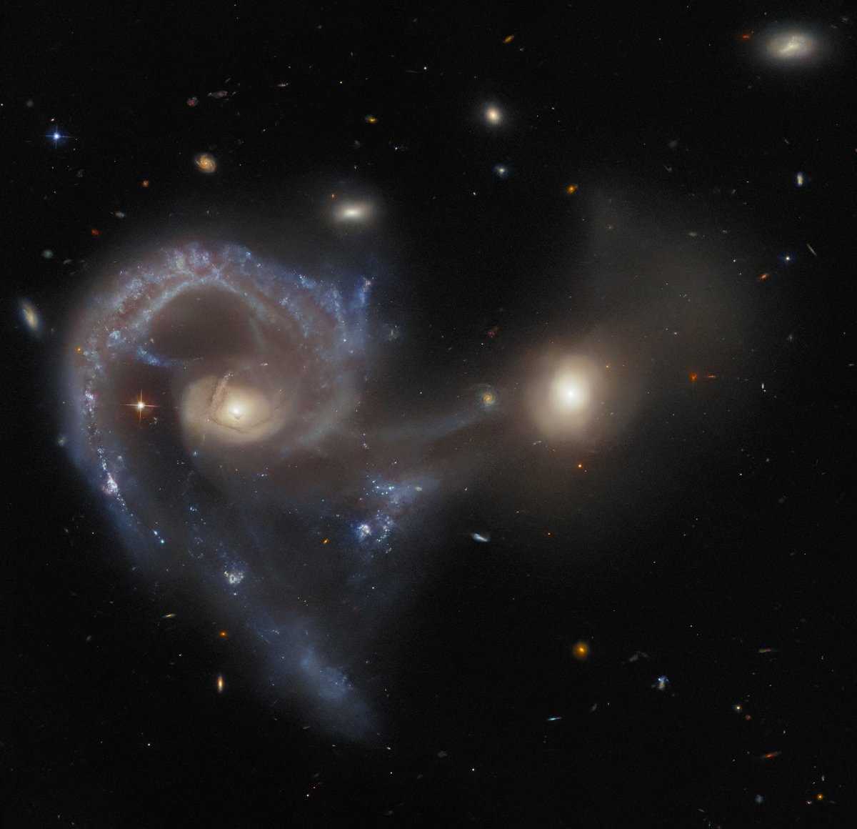 A peculiar pair!

This #HubbleFriday image shows Arp 107, which is a pair of galaxies in the midst of a collision about 465 million light-years away. A faint 'bridge' of dust and gas connects the two.

Keep reading: go.nasa.gov/44XqW8d