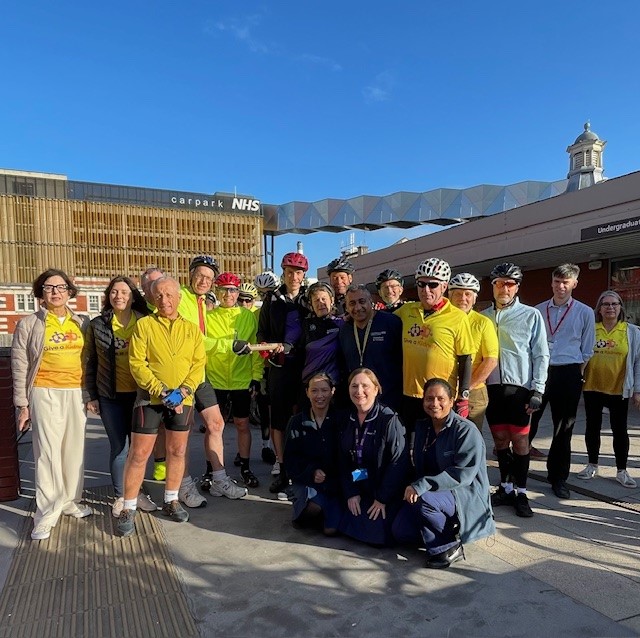 MFTnhs's tweet photo. #OrganDonationWeek 🩷

🚴‍♀️ The Transplant Tour team made a pit stop at @MFT_MRI where they met with staff, donors and recipients on their 500-mile journey from Edinburgh to Oxford!

The team also met kidney transplant recipient Adam Cooney and handed over the cycling baton.

#MFT https://t.co/nMnYYbfbUg