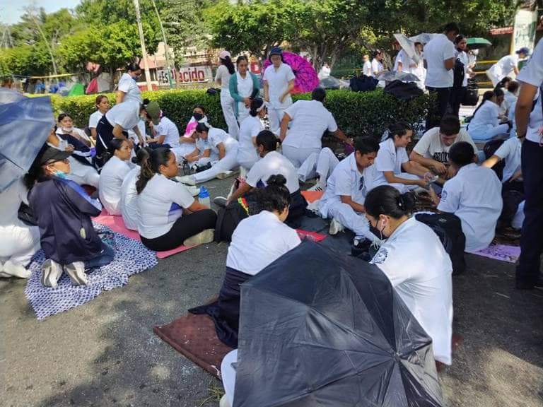 PeriodismoExpre's tweet photo. ¡KO!: Estudiantes de enfermería (ISEE) bloquean por 4o día la principal vía vehicular de TG en demanda de "campos clínicos"--espacios de práctica profesional- y destitución del director. La titular de @Edu_Chis Rosa Aidé Domínguez, omisa y silente; ineptitud e indolencia total. https://t.co/1HhKXYyirf