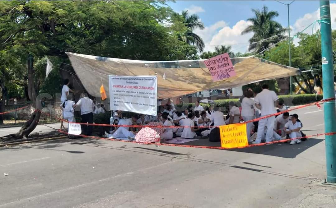 PeriodismoExpre's tweet photo. ¡KO!: Estudiantes de enfermería (ISEE) bloquean por 4o día la principal vía vehicular de TG en demanda de "campos clínicos"--espacios de práctica profesional- y destitución del director. La titular de @Edu_Chis Rosa Aidé Domínguez, omisa y silente; ineptitud e indolencia total. https://t.co/1HhKXYyirf