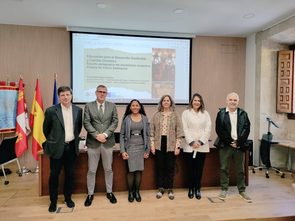 Esta mañana Paula Mariel Reyes Carrasco ha defendido su Tesis Doctoral bajo la dirección de nuestra compañera la Profesora Ángela Barrón Ruiz <a href="/ngelaBarrn/">Ángela Barrón</a> y del Profesor Francisco Heras Hernández <a href="/PacoHerasHern/">Paco Heras</a> ¡Enhorabuena a la nueva Doctora! #GIPEP #USAL #EDUCACIÓN #EPDS #DTEHE