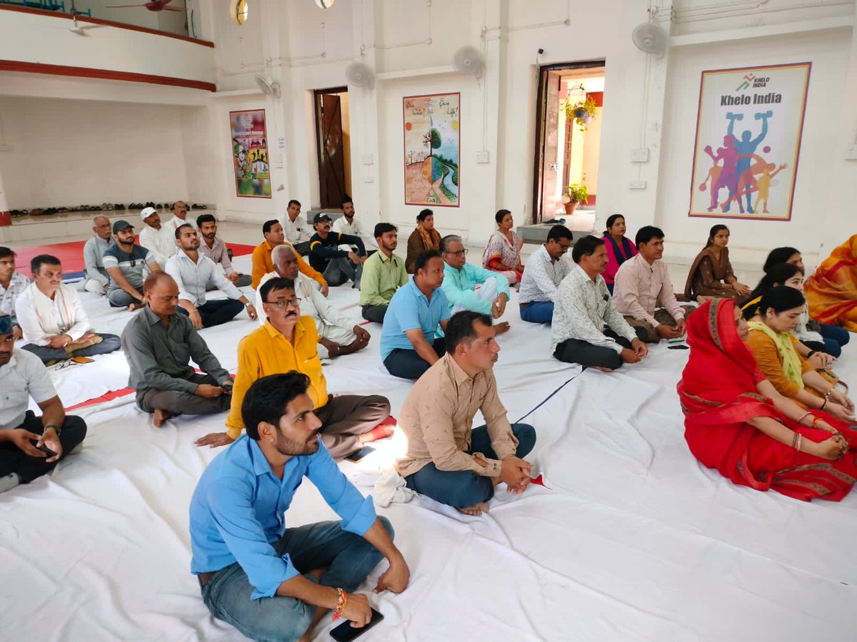 MadhyaAyoga's tweet photo. माननीय अध्यक्ष श्री वेद प्रकाश शर्मा कैबिनेट मंत्री दर्जा प्राप्त योग आयोग मध्य प्रदेश के द्वारा 20 सितंबर 2023 दोपहर 1 बजे सीहोर जिला योग समिति विकासखंड योग समिति के साथ बैठक की एवं दिशा निर्देश प्रदान किए @ChouhanShivraj @Indersinghsjp @yogrishiramdev. @PMOIndia @narendramodi https://t.co/68dbKX695Y