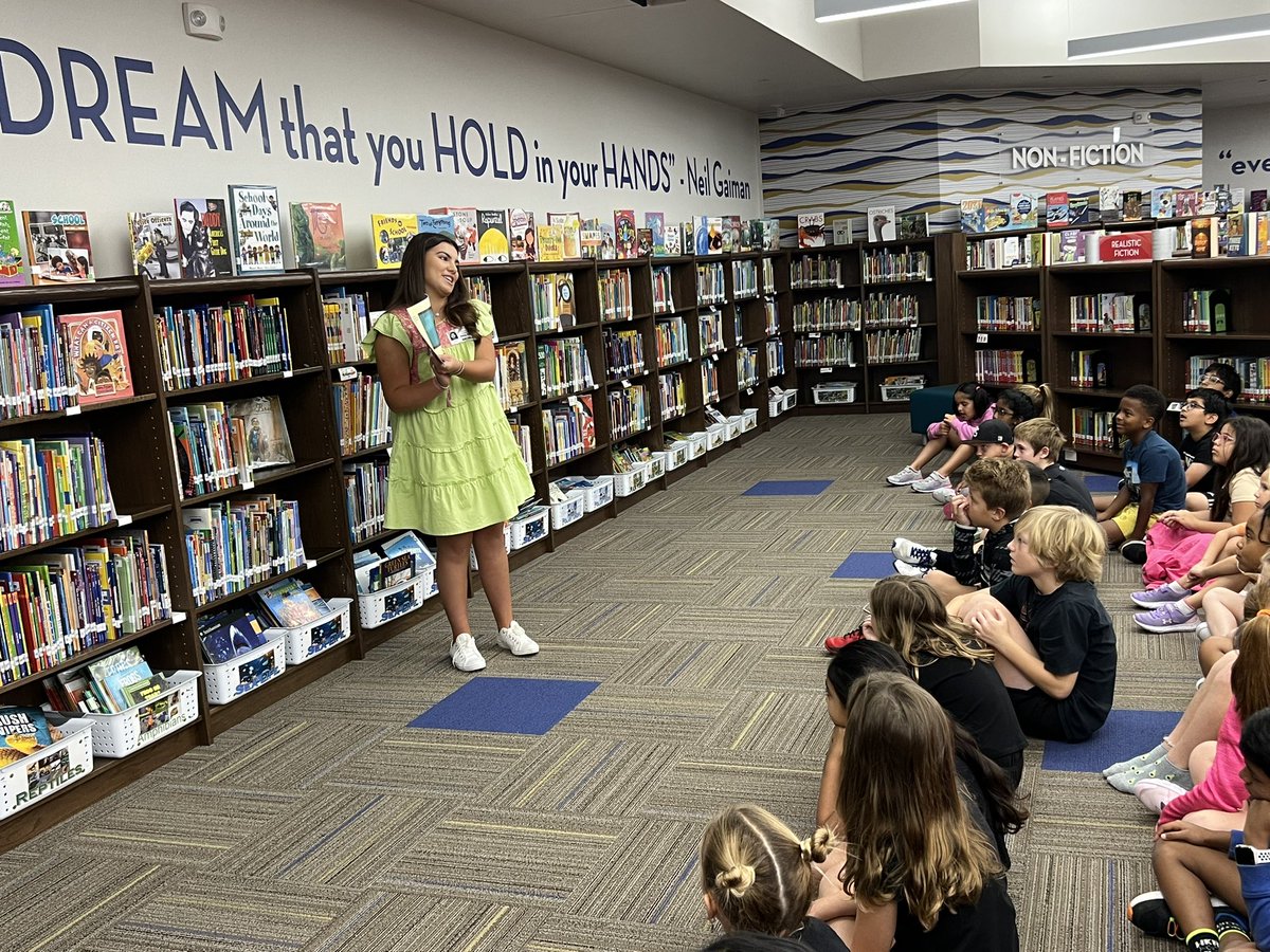 ChelsiHenry's tweet photo. @Boyer_Elem_PISD library kicked off Hispanic Heritage Month by having @WalnutGroveHS student Ellie Scowden come as a guest reader. She read a book, talked about her Mexican Heritage and taught students some words in Spanish. What a great morning! @PISD_Libraries #teamboyer https://t.co/ke0gYogOOe