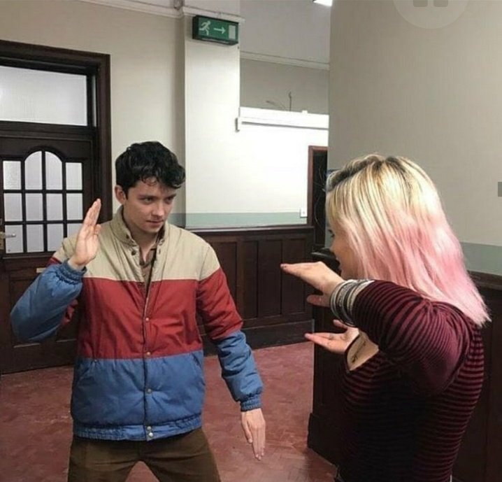 o otis passou a série inteira e não tirou essa bomba de jaqueta