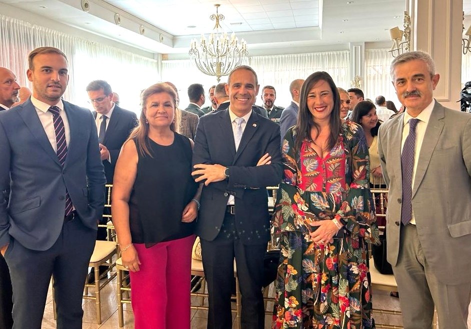 psoedealgeciras's tweet photo. #DiaDeLaMerced Varios compañeros, entre ellos nuestra secretaria general y portavoz en el Ayuntamiento de #Algeciras , @ArrabalRocio, han asistido hoy al acto de entrega de condecoraciones y menciones con motivo del día de la patrona de las #institucionespenitenciarias. https://t.co/zZXec9dzvB