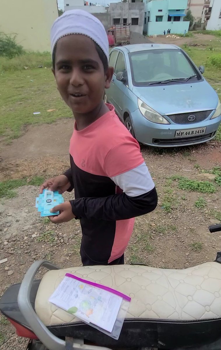 SameerUno's tweet photo. Day 35
#Foldscopechallenge

Another day of science in the street with Foldscope this kid was very enthusiastic about Foldscope and reached out to me for one. https://t.co/cYetU6Xvr7