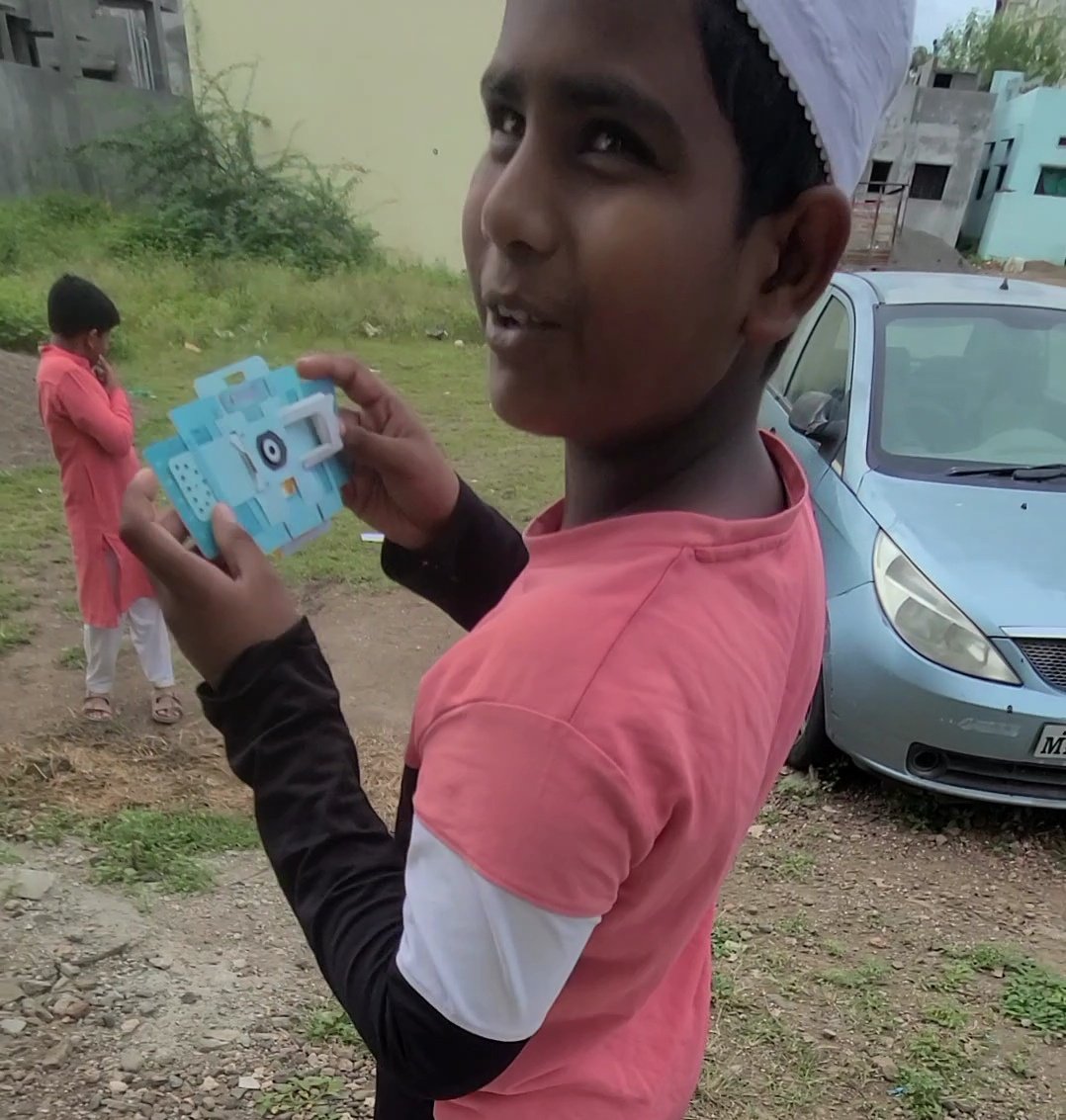 SameerUno's tweet photo. Day 35
#Foldscopechallenge

Another day of science in the street with Foldscope this kid was very enthusiastic about Foldscope and reached out to me for one. https://t.co/cYetU6Xvr7