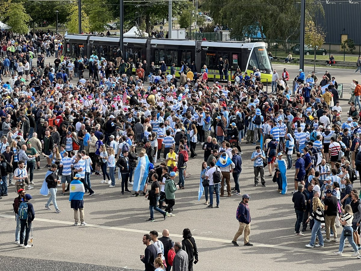 Une vague bleue et blanche déferle sur le parvis du stade Geoffroy Guichard avec une très belle ambiance
#worldcup2023
#Martin Scelzo
#argentineUAR
#SamoaRugby
