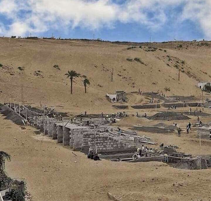 😍🏝 Parece  Egipto, pero esto es Gran Canaria en 1944. Es una foto coloreada de la construcción del Estadio Insular, icónico feudo de nuestras 8 islas. Aquí jugaron leyendas como Maradona, Cruyff o Di Stéfano. 

📸 Rafa Afonso.