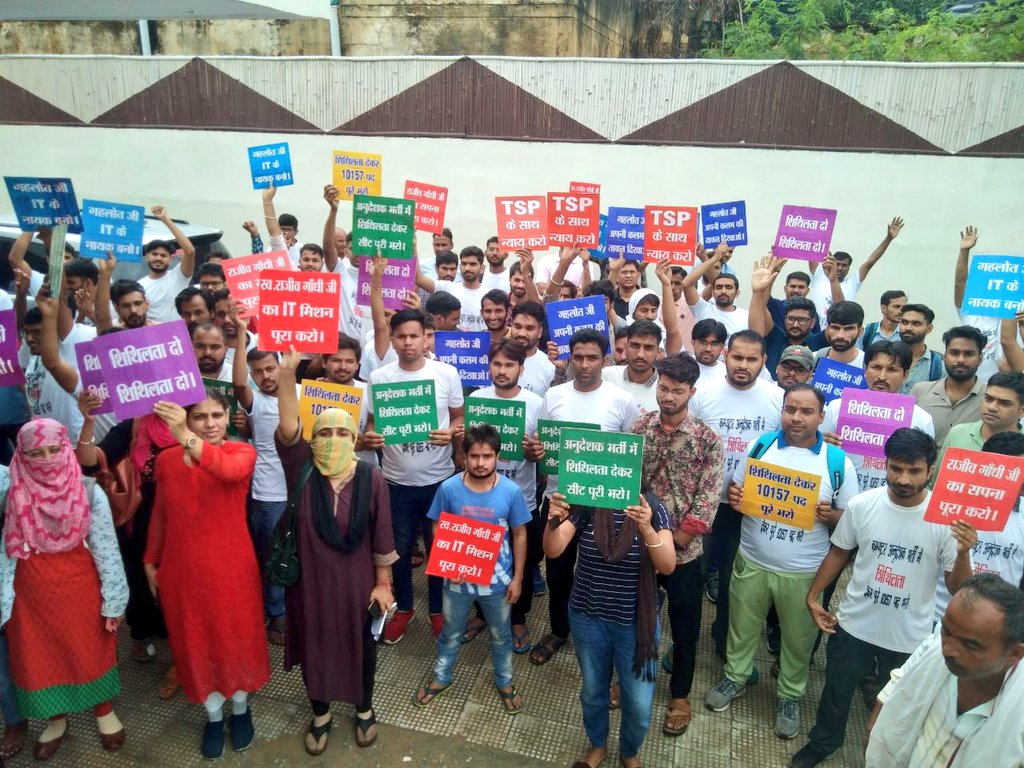 Themukesharma's tweet photo. #युवा_विरोधी_गहलोत_सरकार
राजस्थान कांग्रेस का आरक्षित वर्ग के साथ धोखा 
#कंप्यूटर_अनुदेशक_भर्ती भर्ती निकाली जिसमें सहरिया जनजाति, विधवा, तलाकशुदा,TSP क्षेत्र, ST/SC ,OBC, EWS तमाम सारे बेरोजगारो को नौकरी से वंचित किया नियमो मे शिथिलता का प्रावधान होते हुए @RahulGandhi @RajCMO U8 https://t.co/jQjdxCc3Wh