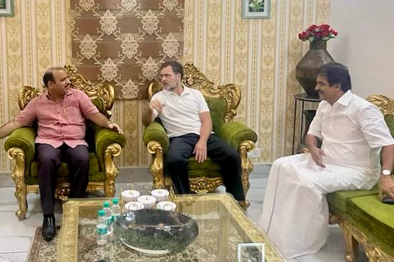 NadeemjavedINC's tweet photo. BJP नफ़रत फैलाती है, हम मोहब्बत बांटते हैं।❤️

जननायक श्री @RahulGandhi जी ने बसपा सांसद दानिश अली से उनके आवास पर जाकर मुलाकात की।

देश की संसद के अंदर BJP के MP रमेश बिधूड़ी ने उन्हें जिस तरह अपशब्द कहे, वह कत्तई स्वीकार्य नहीं है। देश भाजपाइयों का अहंकार ज़रूर तोड़ेगा। https://t.co/qTl3HBCIc8