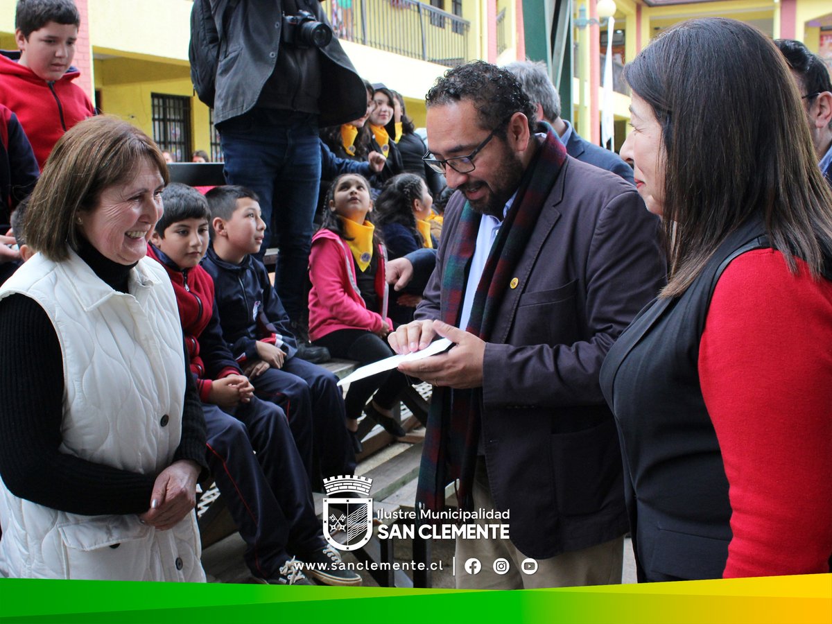 imsanclemente's tweet photo. 🟢 @Mineduc Nicolás Cataldo, Directora @junaeb y 𝗔𝗹𝗰𝗮𝗹𝗱𝗲𝘀𝗮 𝗠𝗮𝗿𝗶́𝗮 𝗜𝗻𝗲́𝘀 𝗦𝗲𝗽𝘂́𝗹𝘃𝗲𝗱𝗮 𝗙𝘂𝗲𝗻𝘁𝗲𝘀 anunciaron cerca de mil millones de pesos de inversión en infraestructura para 3 Escuelas de San Clemente: Las Lomas, Peumo Negro y Chequén de la Peña. https://t.co/dQPmdxfrLf