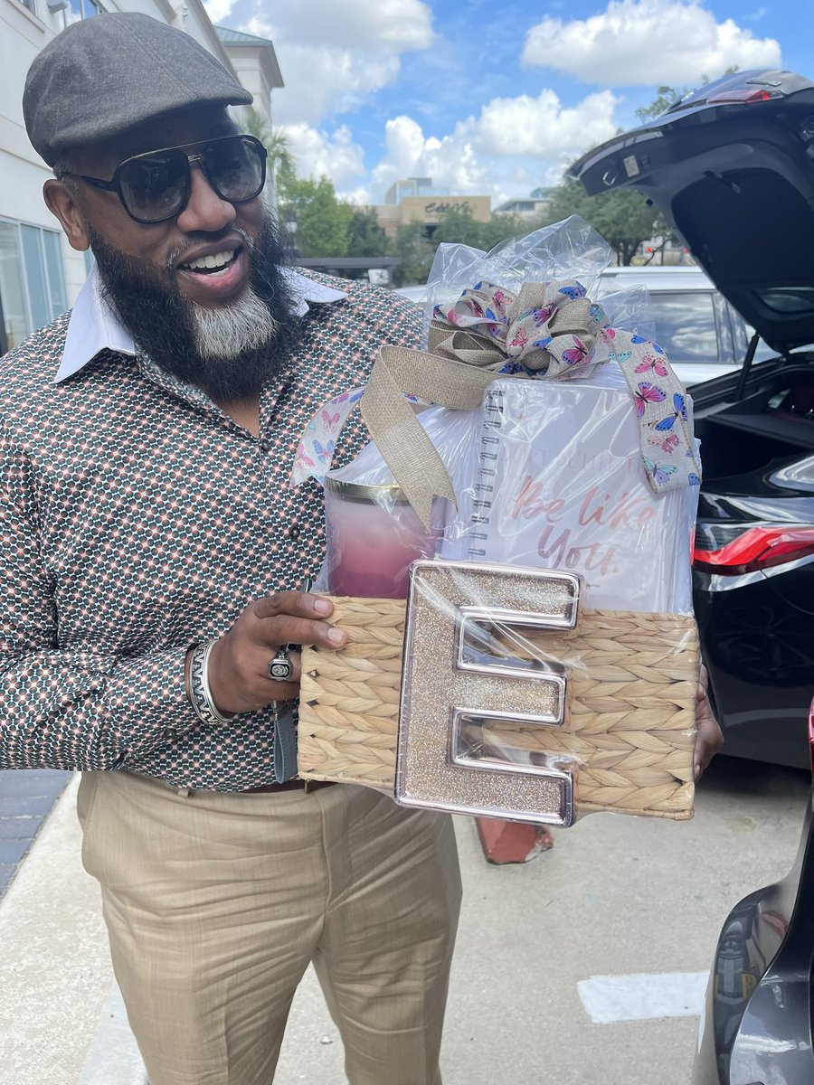 LMD_RealEstate's tweet photo. Life is Always good when you get to see your clients cross the finish line in obtaining their home 🏁 

It’s EVEN SWEETER when it’s your Sister from a Different Mister and she’s part of the #Divine9 … 
🖤💛 ΑΦΑ 💗💚 ΑΚΑ

Enjoy Nikki Hamler! https://t.co/mS5SJHrntJ