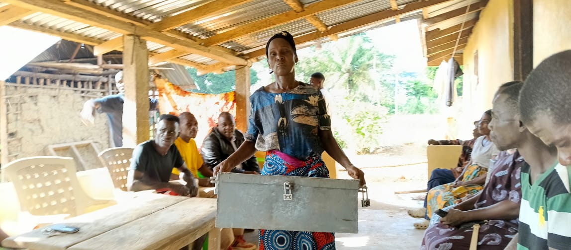Solidaridad_wa's tweet photo. As a result of various training sessions conducted by @Solidaridad_wa under #COVADEP, #cocoa farmers in 24 communities in Liberia, have established 31 #VSLAs. In 4 months, the groups saved 1.8 million Liberian dollars (about US $10,000). COVADEP is funded by #EUinLiberia. https://t.co/k97hWtGEjq