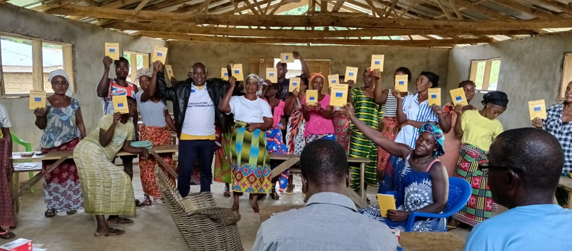 Solidaridad_wa's tweet photo. As a result of various training sessions conducted by @Solidaridad_wa under #COVADEP, #cocoa farmers in 24 communities in Liberia, have established 31 #VSLAs. In 4 months, the groups saved 1.8 million Liberian dollars (about US $10,000). COVADEP is funded by #EUinLiberia. https://t.co/k97hWtGEjq