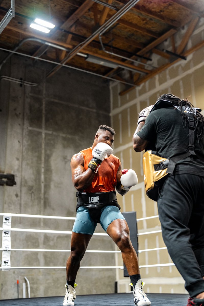 francis_ngannou's tweet image. No distractions and away from the noise ☝🏿 5 weeks #FuryNgannou