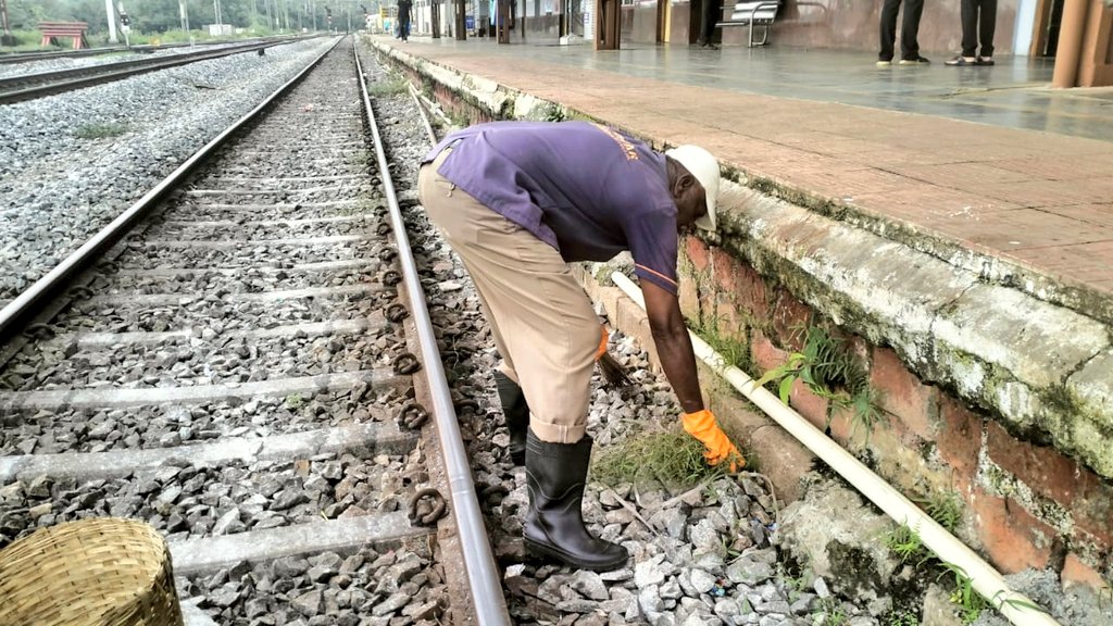 drmubl's tweet photo. #CleanTrack
Glimpses of Intensive cleaning of railway tracks at Ghataprabha, Londa, #VascoDaGama &amp; SSS #Hubballi 
#SwachhataHiSeva #SwachhataPakhwada #SwachhRailSwachhBharat @SwachhBharatGov https://t.co/LzmuppXBPp