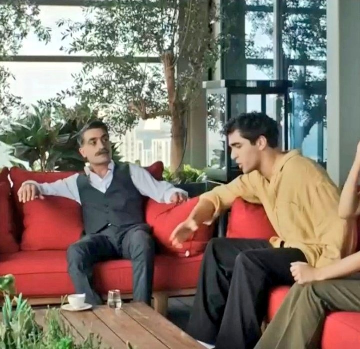 Şaka gibi dayaği normalmiş gibi gösteriyolar ve kadınlar dayak yiyen kocalarinin yanında fıkor fıkor hiç bişi olmamış gibi sanırm fero seyrana ilerde nasıl dayak atacaği için ders almaya gelmiş e seyran zaten afeder #YalıÇapkını