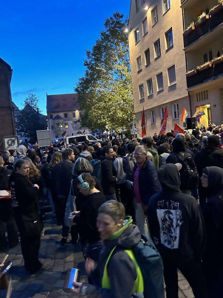 Heute hat #Nürnberg  stabil Kante gegen Rechts gezeigt! #Söder war gar nicht da 😂, es wurde aber auch kein Bier ausgeschenkt. Alerta Antifascista!
#nbg2209
#fckafd 
#ScheißNazis