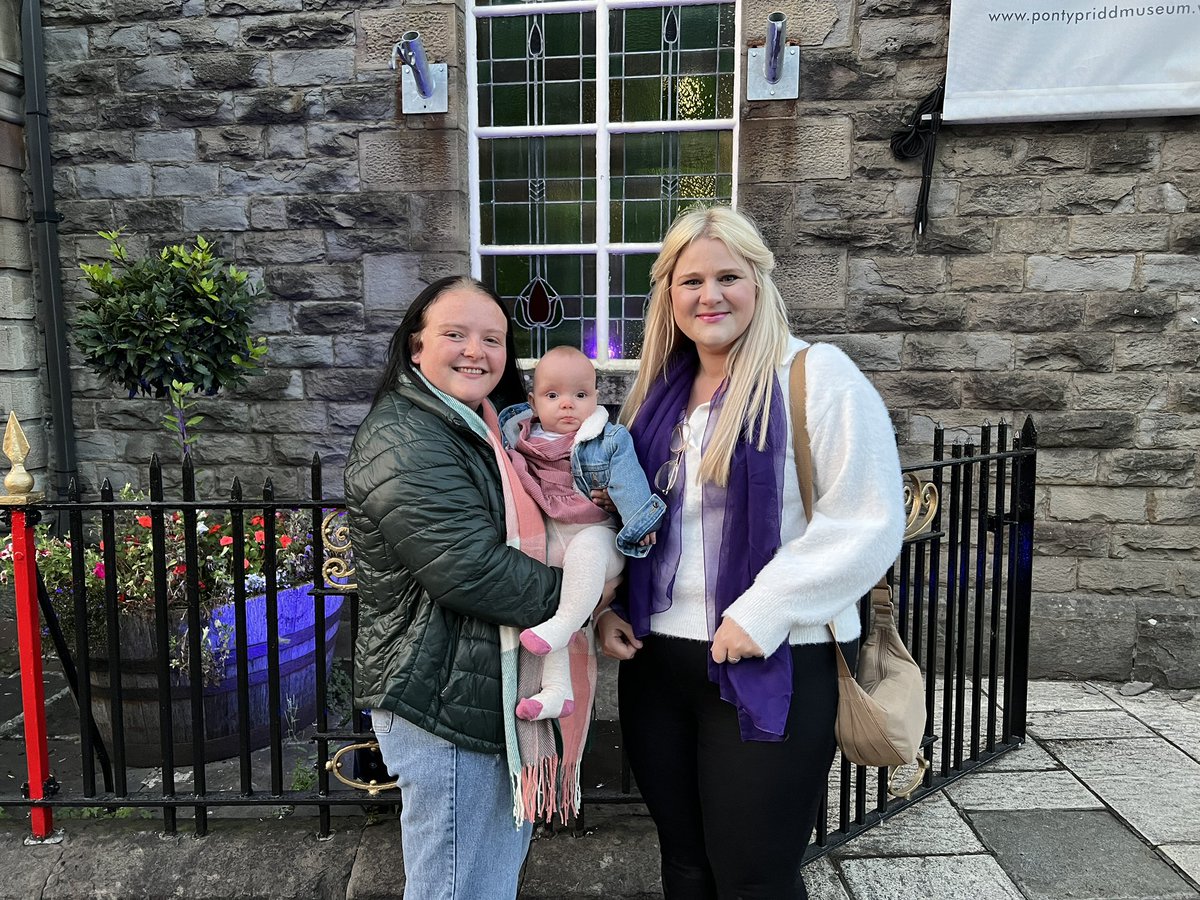 AlexDaviesJones's tweet photo. A real pleasure to meet with Aimee and Miley this evening outside @PontyMuseum.

Miley has sagittal craniosynostosis &amp; is waiting for a 9 hour operation on her skull.

Thank you @PontyTC for working with me to colour the museum in purple for #CraniosynotosisAwarenessMonth 💜 https://t.co/UEdWsbFcOV