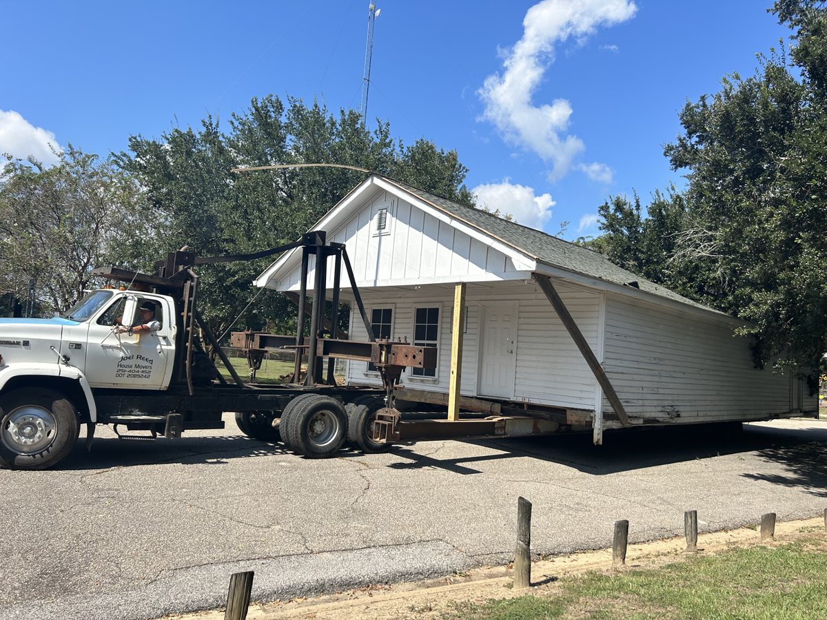 Rose_Ann_Haven's tweet photo. The childhood home of Mobile's Hank Aaron on the move today.  Full story tonight on WKRG News 5. https://t.co/Zw9ZE7ZKa8