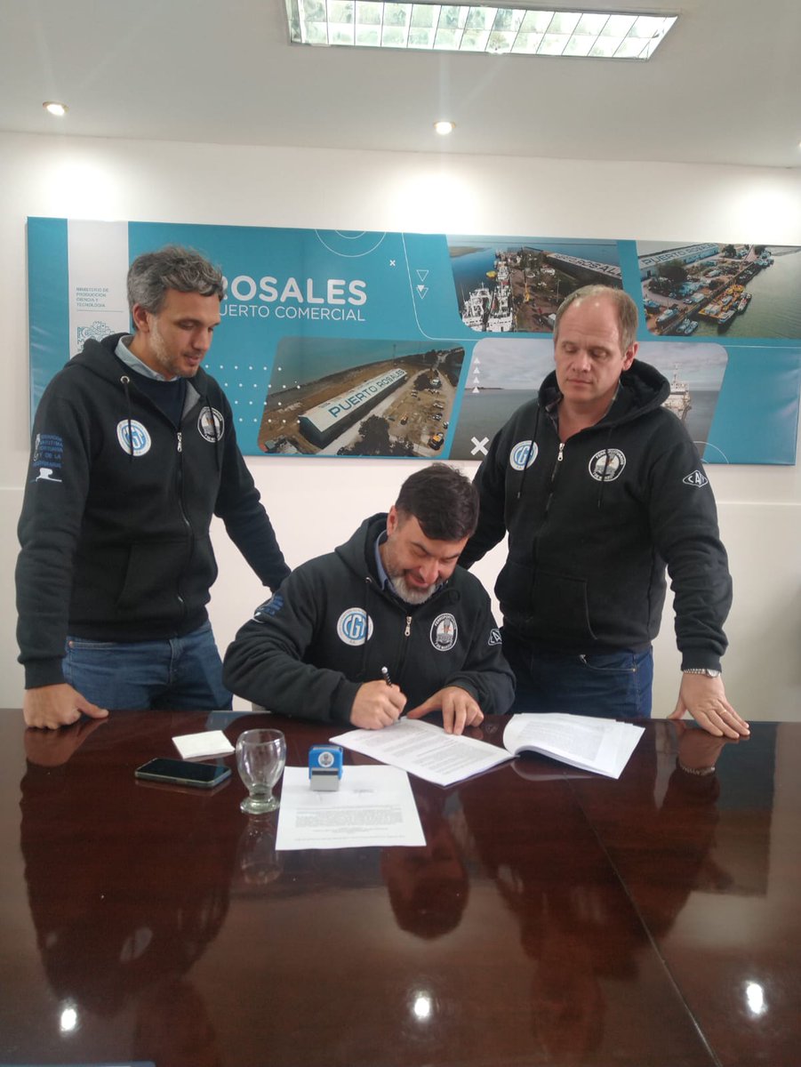 RicardoAlnso's tweet photo. Firma simultanea de los CCT en Puerto Rosales y Puerto La Plata https://t.co/GeeKTuhjZQ https://t.co/THCr1zmoWf