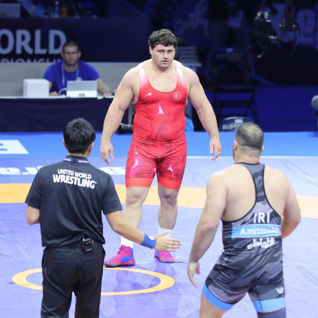 Rıza Kayaalp Dünya İkincisi!🥈 🤼Sırbistan’da devam eden Dünya Güreş Şampiyonası’nda 130kg’da mücadele eden milli sporcumuz Rıza Kayaalp, final müsabakasında İranlı rakibi Amin Mirzazadeh’e yenilerek gümüş madalya kazandı. Tebrikler!🇹🇷👏🏻