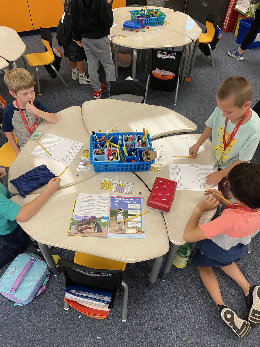 MrsMooreSA95's tweet photo. These buddy students in @Mrs_EWarren and  Mrs. Moore’s classes had a “hoot” of a time working together in a cooperative drawing and writing activity on owls. https://t.co/2igq65DvmN