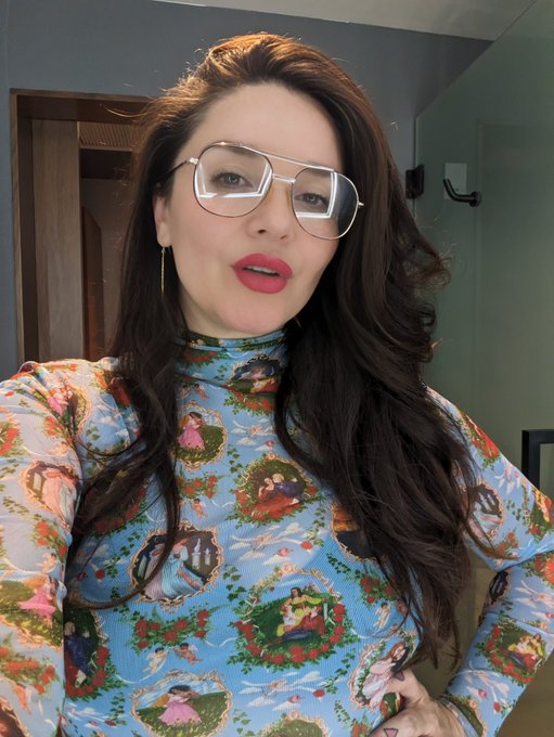 Mirror mirror on the wall, who's the hottest Mommy of them all? https://t.co/R7DtZOzvrc