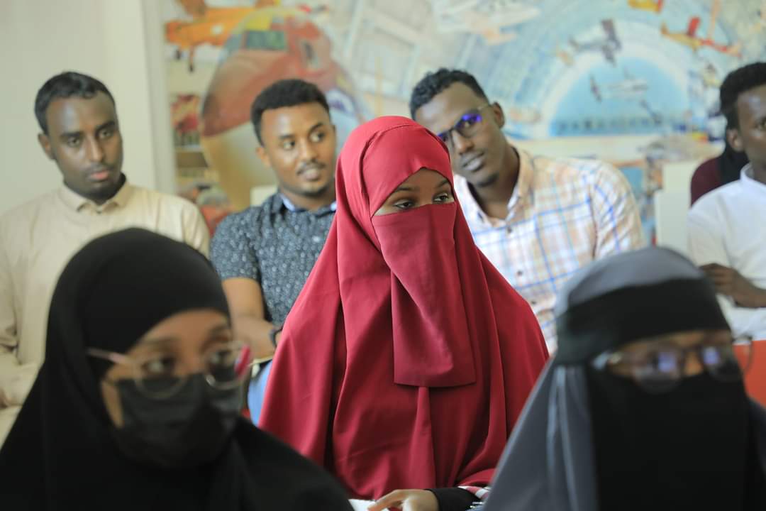 SOYAThub's tweet photo. 🚀 Our managing Director @FardowsoDilcif introduced the incredible work being done by our organization to uplift Somali youth.

👏 And to wrap up this fantastic program, the President of @XAJSiOfficial @HassanJakuula1 shared valuable insights and officially closed the event. https://t.co/IuBMxiUG3Q