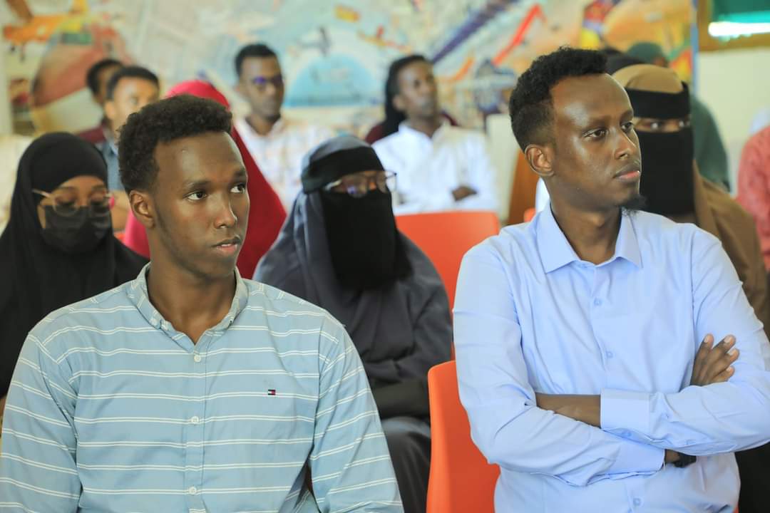SOYAThub's tweet photo. 🚀 Our managing Director @FardowsoDilcif introduced the incredible work being done by our organization to uplift Somali youth.

👏 And to wrap up this fantastic program, the President of @XAJSiOfficial @HassanJakuula1 shared valuable insights and officially closed the event. https://t.co/IuBMxiUG3Q