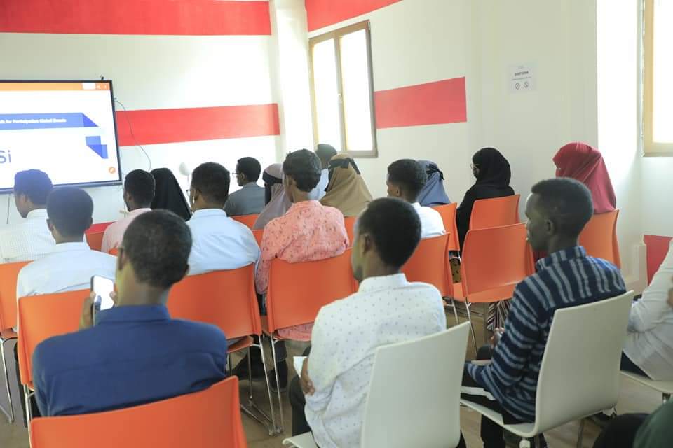 SOYAThub's tweet photo. 🚀 Our managing Director @FardowsoDilcif introduced the incredible work being done by our organization to uplift Somali youth.

👏 And to wrap up this fantastic program, the President of @XAJSiOfficial @HassanJakuula1 shared valuable insights and officially closed the event. https://t.co/IuBMxiUG3Q