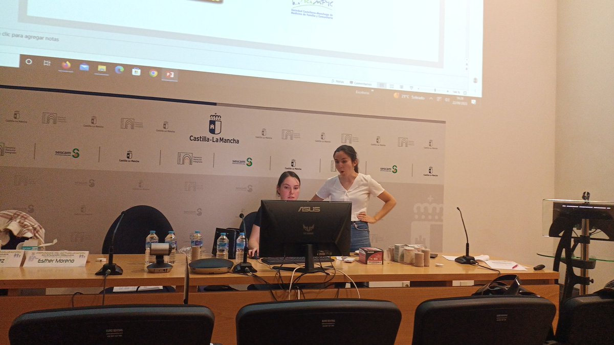 Taller sobre compresión terapéutica <a href="/ACAMEC_/">ACAMEC</a> de dos #enfermeras #EFYC <a href="/esthermrn/">Esther 🦋</a> <a href="/_usobiaga/">Ana</a> en Jornadas Actualización <a href="/SCAMFYC/">🆂🅲🅰🅼🅵🆈🅲</a>, qué ilusión escucharlas y cuánto aprendo con ellas...