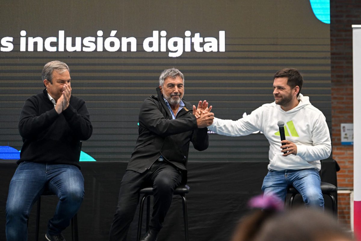 ambrosinius's tweet photo. Me da mucha satisfacción volver a Almirante Brown, y encontrarme con @CascallaresPJ, diputado provincial y candidato a intendente del municipio, y con @JuanoFabiani, intendente interino, para entregar 5.000 tablets del Programa #ConectandoConVos a sus vecinas y vecinos. https://t.co/WlVaaTiUS8