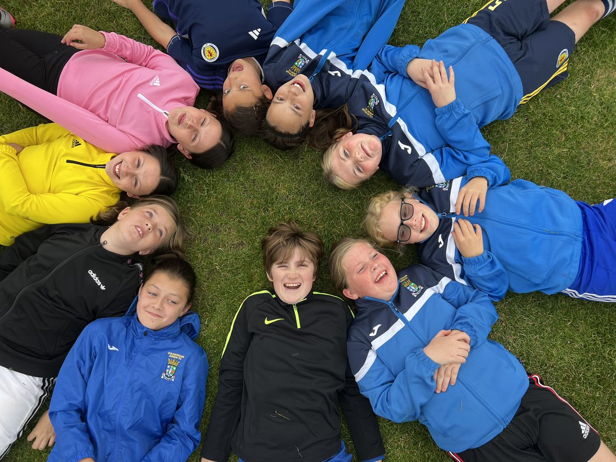 ColdstreamGirls's tweet image. Have the U12 girls come up with a new formation for Sunday?
🔵⚪️