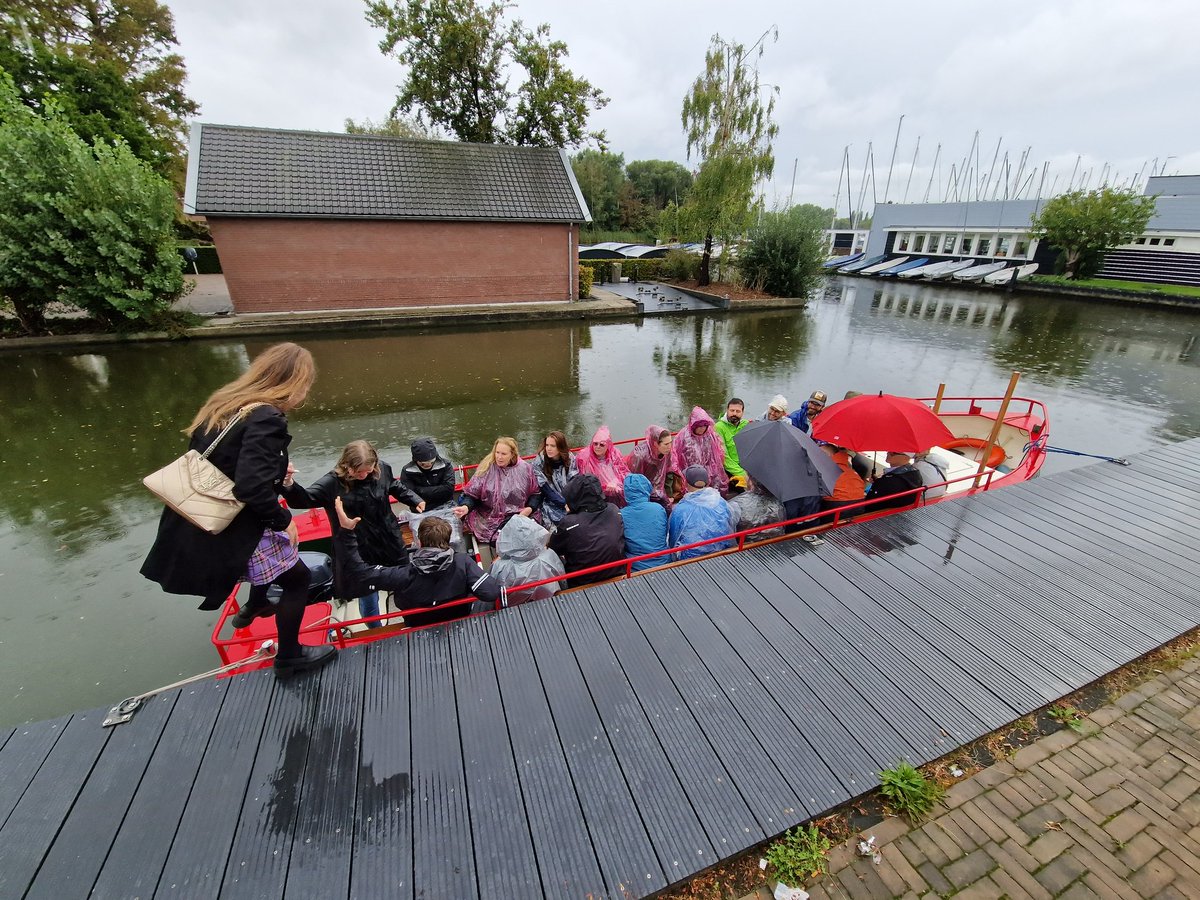 Wat doe je als het een beetje regent? Regenpak aan en gaan!! De eerste Ilex wordt geoogst en de seringen gaan weer van het land. #herfst <a href="/VisitAalsmeer/">Visit Aalsmeer</a> #rondvaart #buitje #Westeinderplassen #hollandseplassen <a href="/LakeAmsterdam/">LakeAmsterdamTours</a>