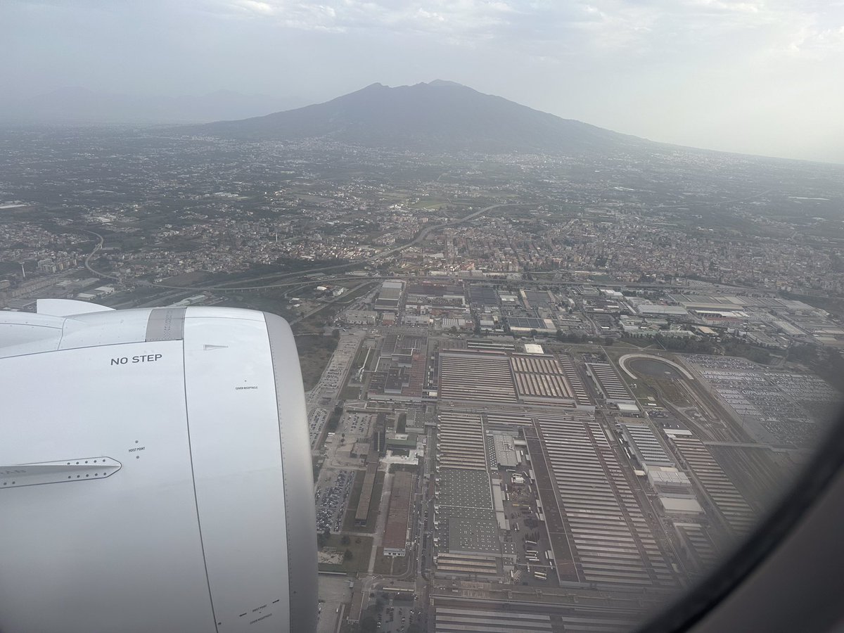 TodaysFlight's tweet image. Pfiat di, Minga. Ciao, Napoli. 
Left rainy Munich for a couple of days and was welcomed by Mount Vesuvius on approach to Naples.
Lucky to have an empty middle seat and plenty of power outlets on that 4 months old #A320neo. 
#CityLine #MUC #NAP #LH1878 #avgeek