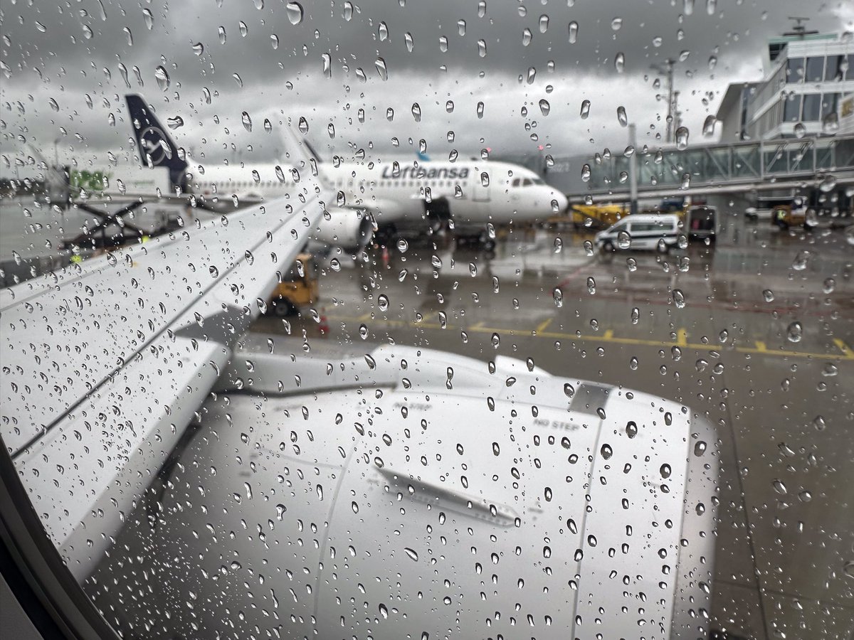 TodaysFlight's tweet image. Pfiat di, Minga. Ciao, Napoli. 
Left rainy Munich for a couple of days and was welcomed by Mount Vesuvius on approach to Naples.
Lucky to have an empty middle seat and plenty of power outlets on that 4 months old #A320neo. 
#CityLine #MUC #NAP #LH1878 #avgeek