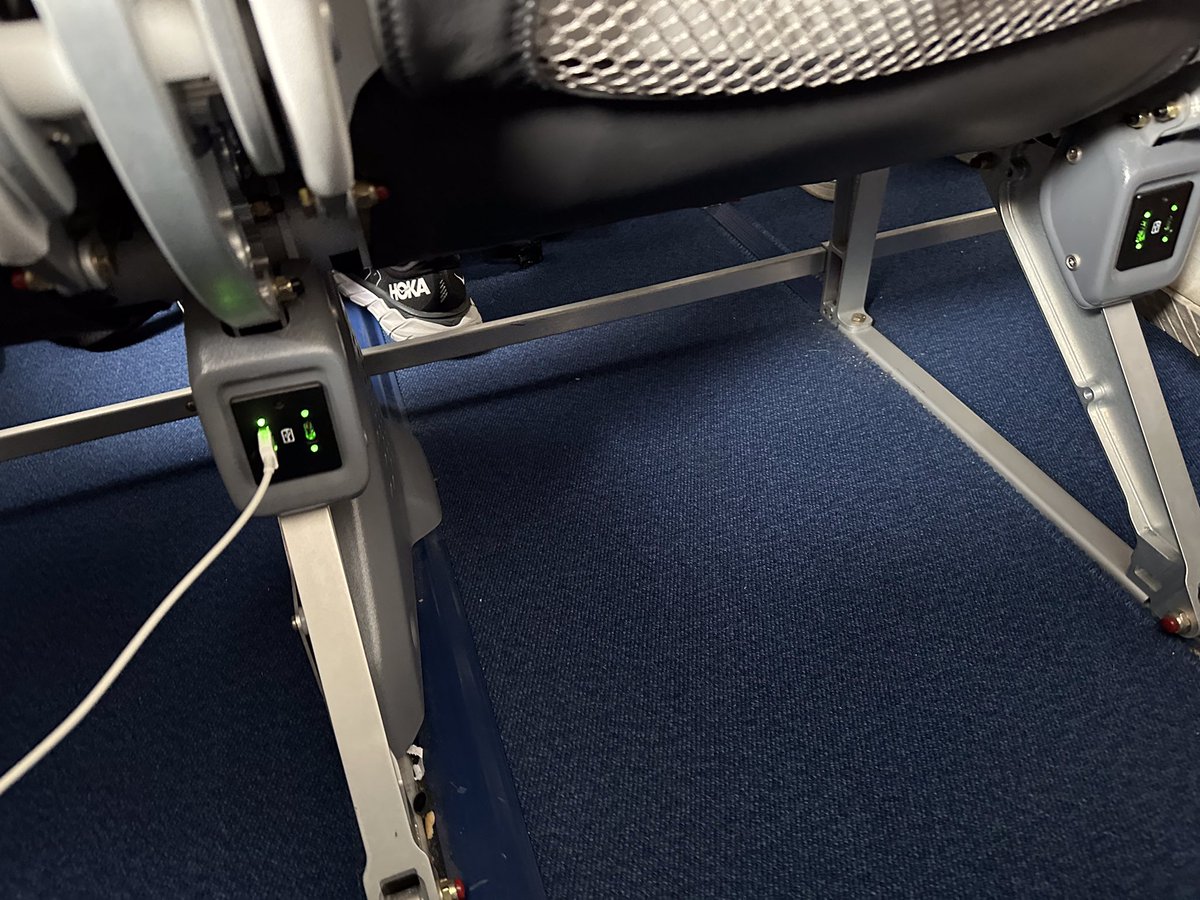 TodaysFlight's tweet image. Pfiat di, Minga. Ciao, Napoli. 
Left rainy Munich for a couple of days and was welcomed by Mount Vesuvius on approach to Naples.
Lucky to have an empty middle seat and plenty of power outlets on that 4 months old #A320neo. 
#CityLine #MUC #NAP #LH1878 #avgeek