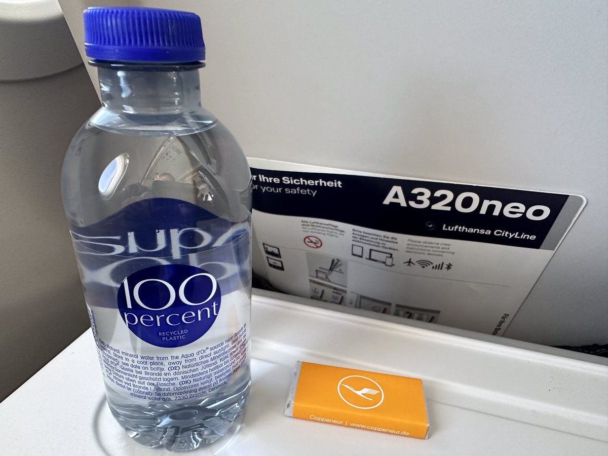 TodaysFlight's tweet image. Pfiat di, Minga. Ciao, Napoli. 
Left rainy Munich for a couple of days and was welcomed by Mount Vesuvius on approach to Naples.
Lucky to have an empty middle seat and plenty of power outlets on that 4 months old #A320neo. 
#CityLine #MUC #NAP #LH1878 #avgeek
