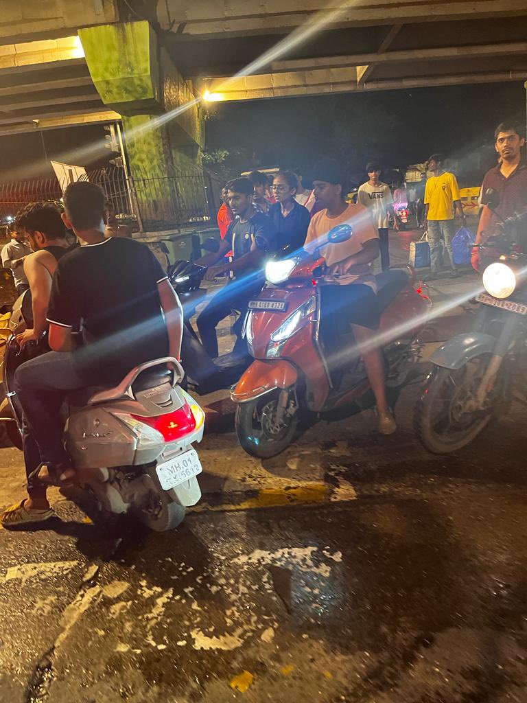 VarunRTweets's tweet photo. These young underage boys wer riding the bikes in the middle of the road without helmet &amp; doin stunts, causing harm and halt the traffic. I was raising a complaint their revert was @MumbaiPolice Kuch nahi ukhaad sakta! Mum police hotline  unanswered 20min! They fled the location https://t.co/BBK09RC7u8